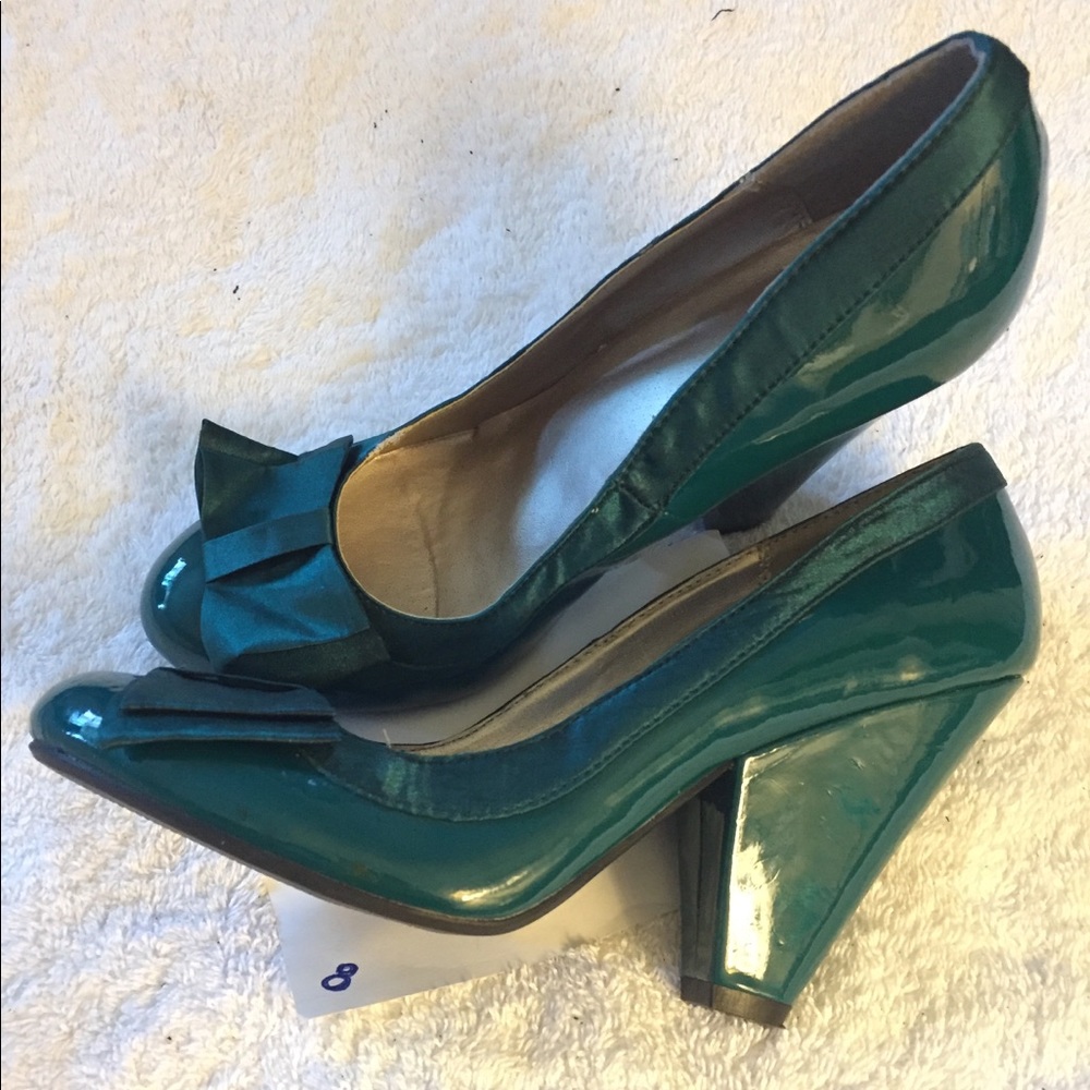 Teal, patent leather pump